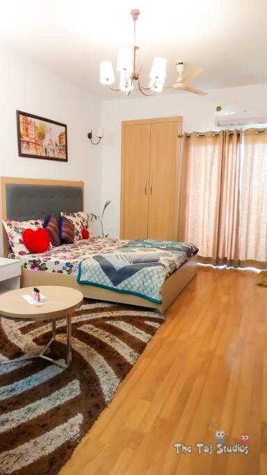Top Luxury & Couple Friendly Stay Gp By Taj Suites & Studios #New Year Party & Stay Noida Exterior foto