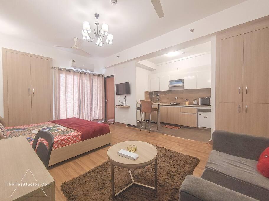 Top Luxury & Couple Friendly Stay Gp By Taj Suites & Studios #New Year Party & Stay Noida Exterior foto